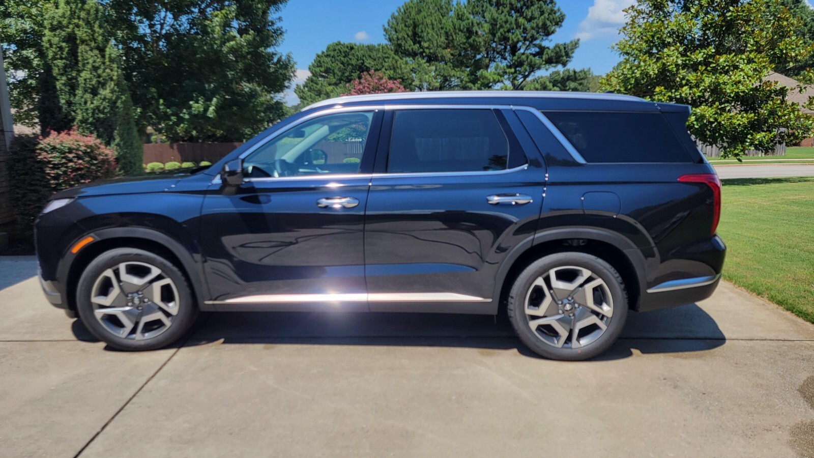 Touch Up Paint for Hyundai Palisade with paint code UB7, Moonlight Cloud.