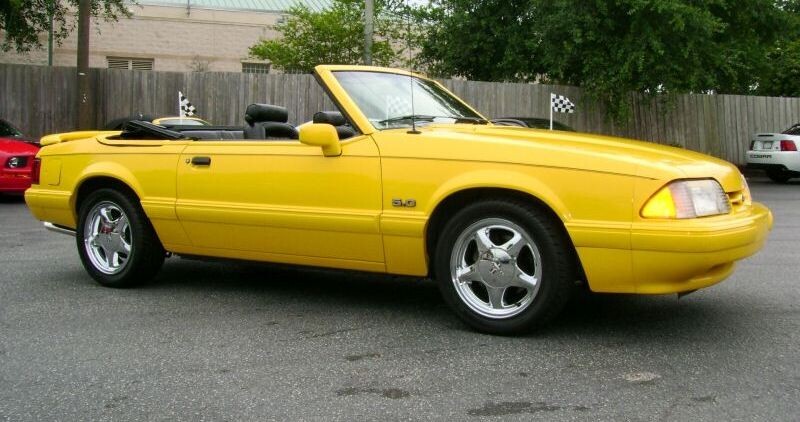 Touch Up Paint for Ford vehicles with paint code BZ, Chrome Yellow.