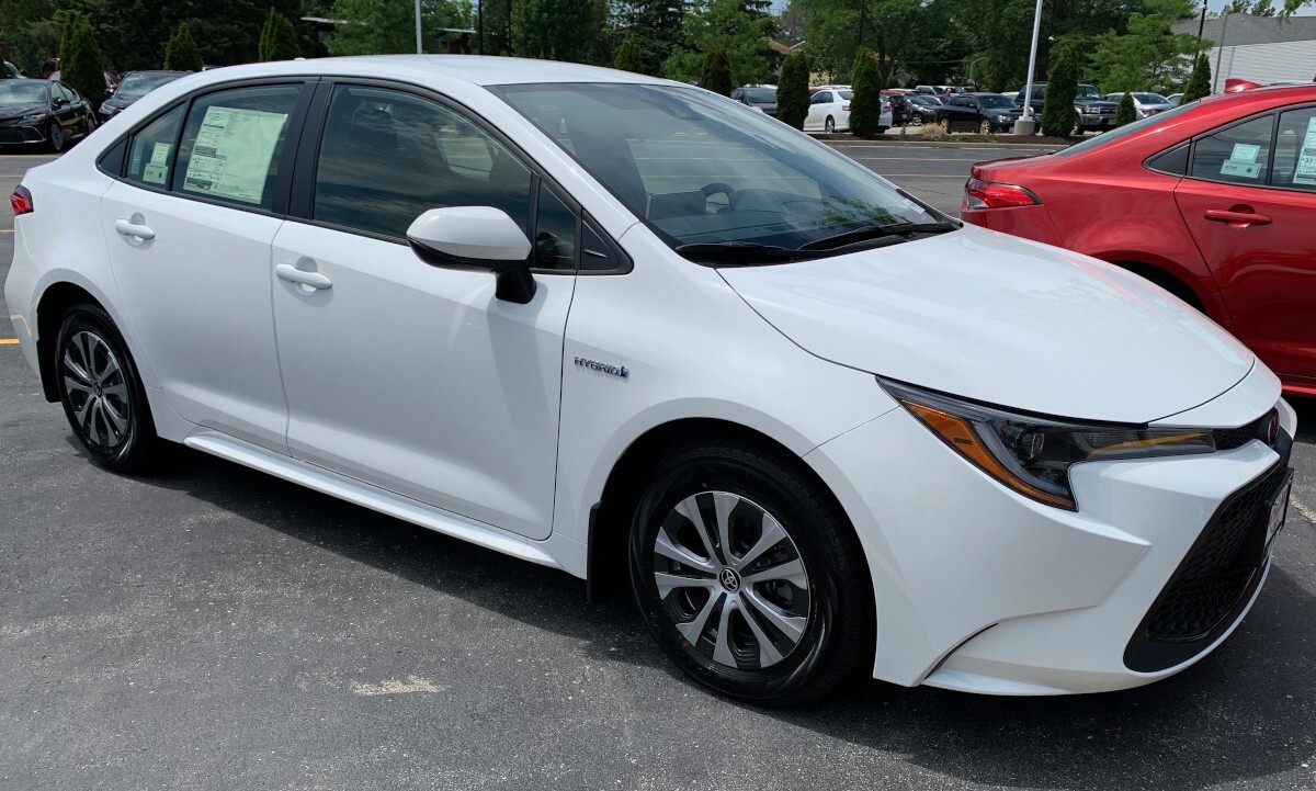 Touch Up Paint for Toyota Corolla with paint code 040, Super White.