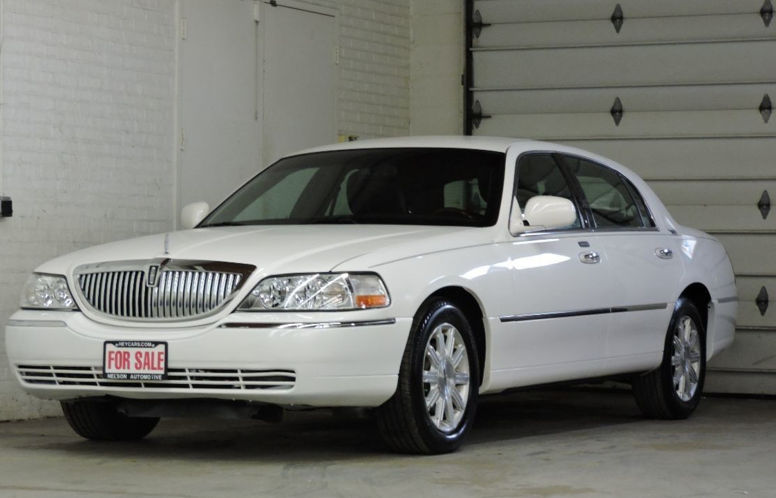 Touch Up Paint for Lincoln Town Car with paint code WT, Performance White.